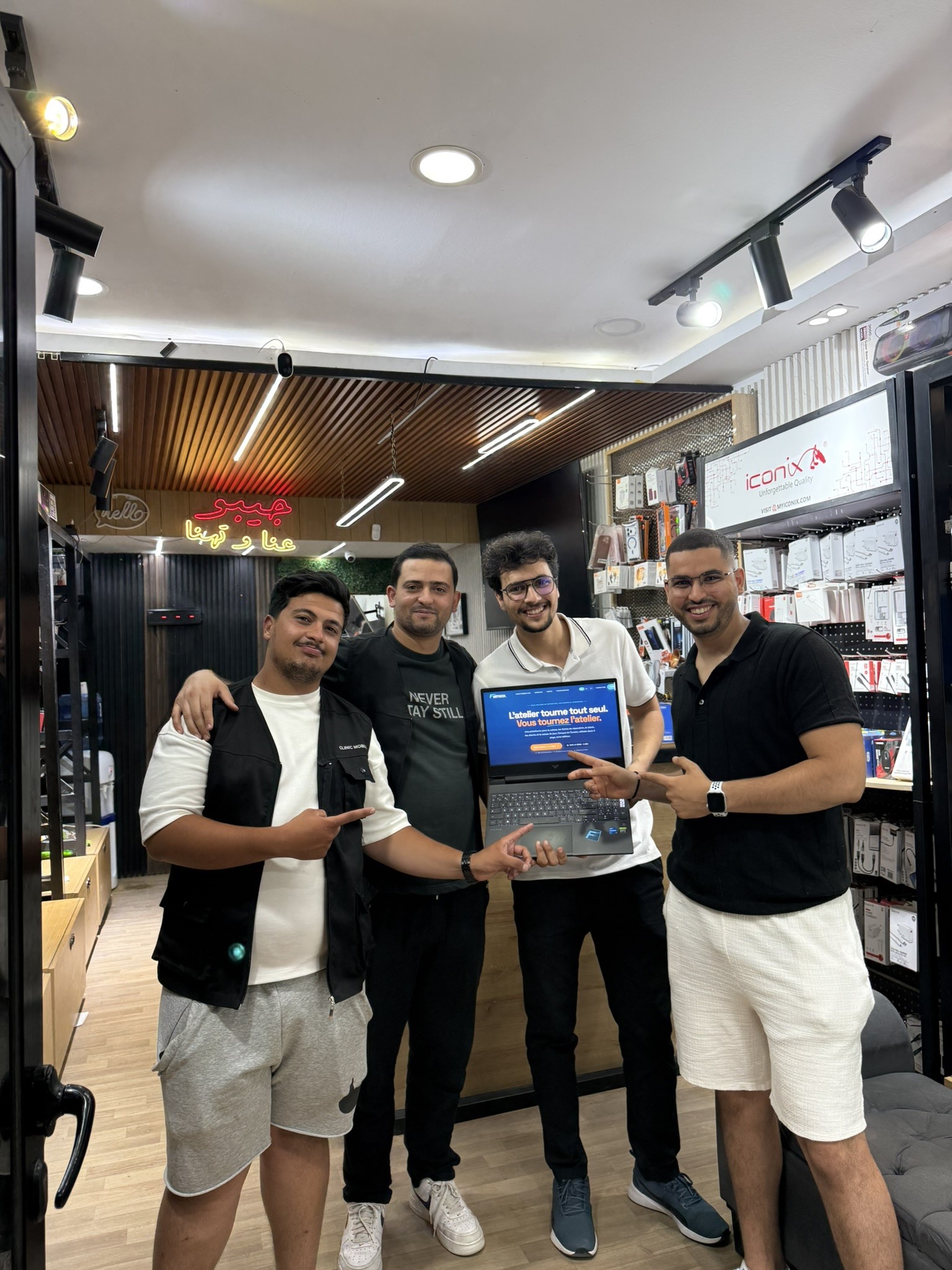 L'équipe FixiTech Pro avec Clinic Mobile à Sousse